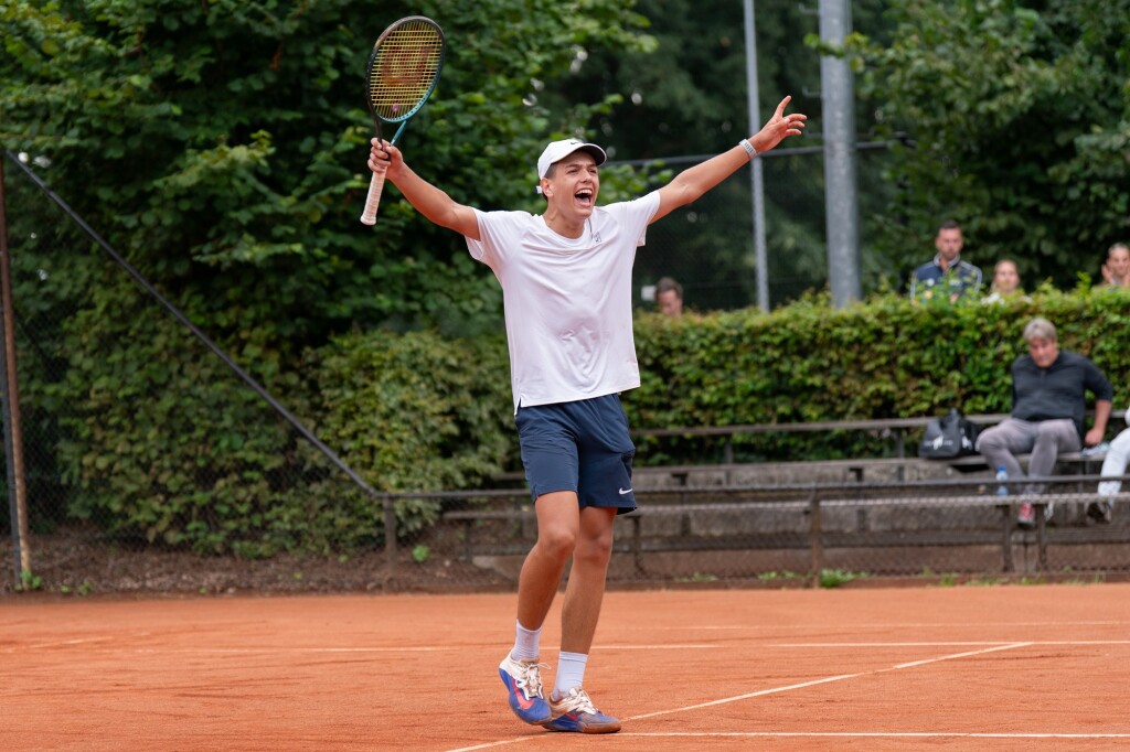 Laurens Drijver en Pippa Fennis oppermachtig naar titels Tennis Europe-toernooi Amsterdam